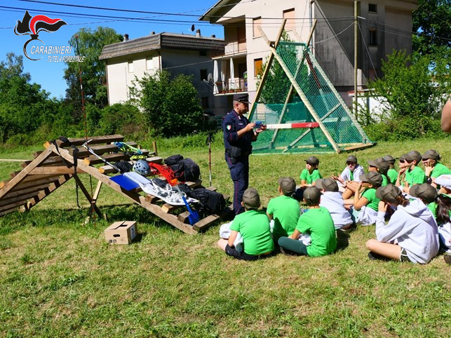 I Carabinieri guidano i giovani alla scoperta della legalità ambientale con il campo scuola Ana “Rispetto e natura”