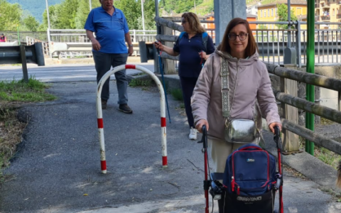 Lecco, «Sui bus rischio di cadere ogni giorno»: la battaglia di Michela per rendere accessibili le pedane ai deambulatori