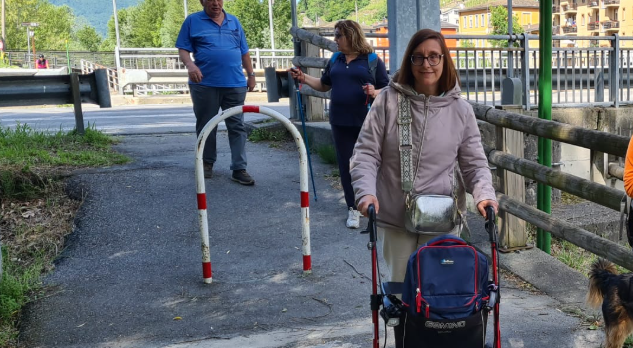 Lecco, «Sui bus rischio di cadere ogni giorno»: la battaglia di Michela per rendere accessibili le pedane ai deambulatori