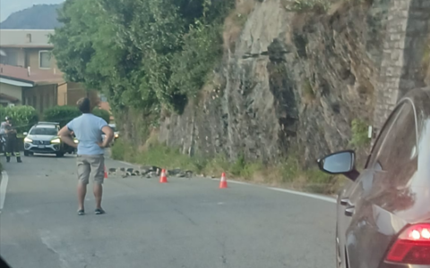 Bellano, incidente sulla SP62: auto contro muro, detriti in strada