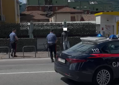 Caos a Calolziocorte: giovane in forte agitazione blocca il traffico, intervento dei Carabinieri