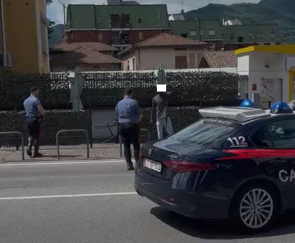 Caos a Calolziocorte: giovane in forte agitazione blocca il traffico, intervento dei Carabinieri