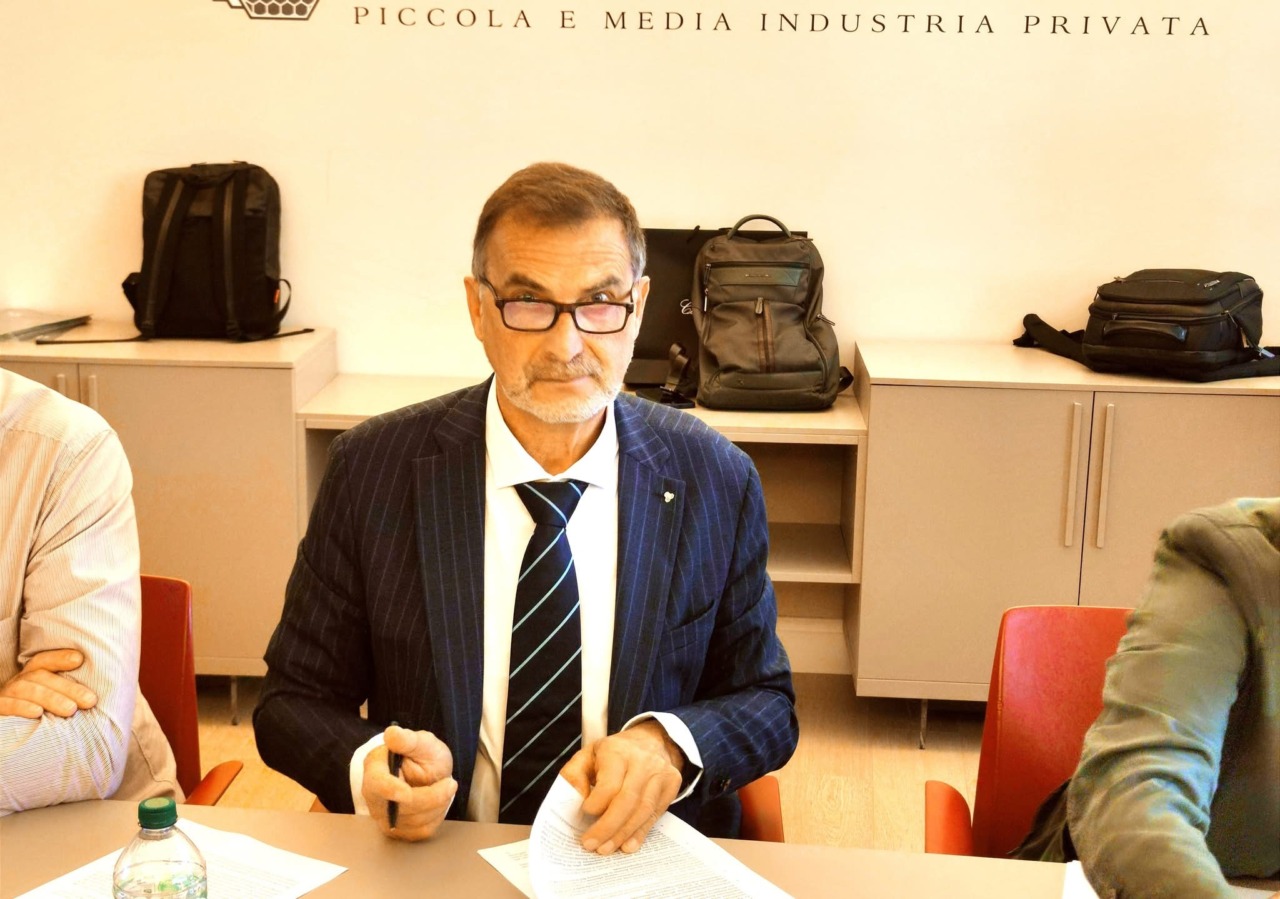 Accordo nazionale Unionmeccanica-Confapi, la firma del lecchese Luigi Sabadini