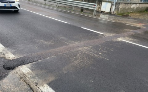 Pescate, ordinanza contro Open Fiber: “Strade pericolose e disagi continui, ora basta ritardi”