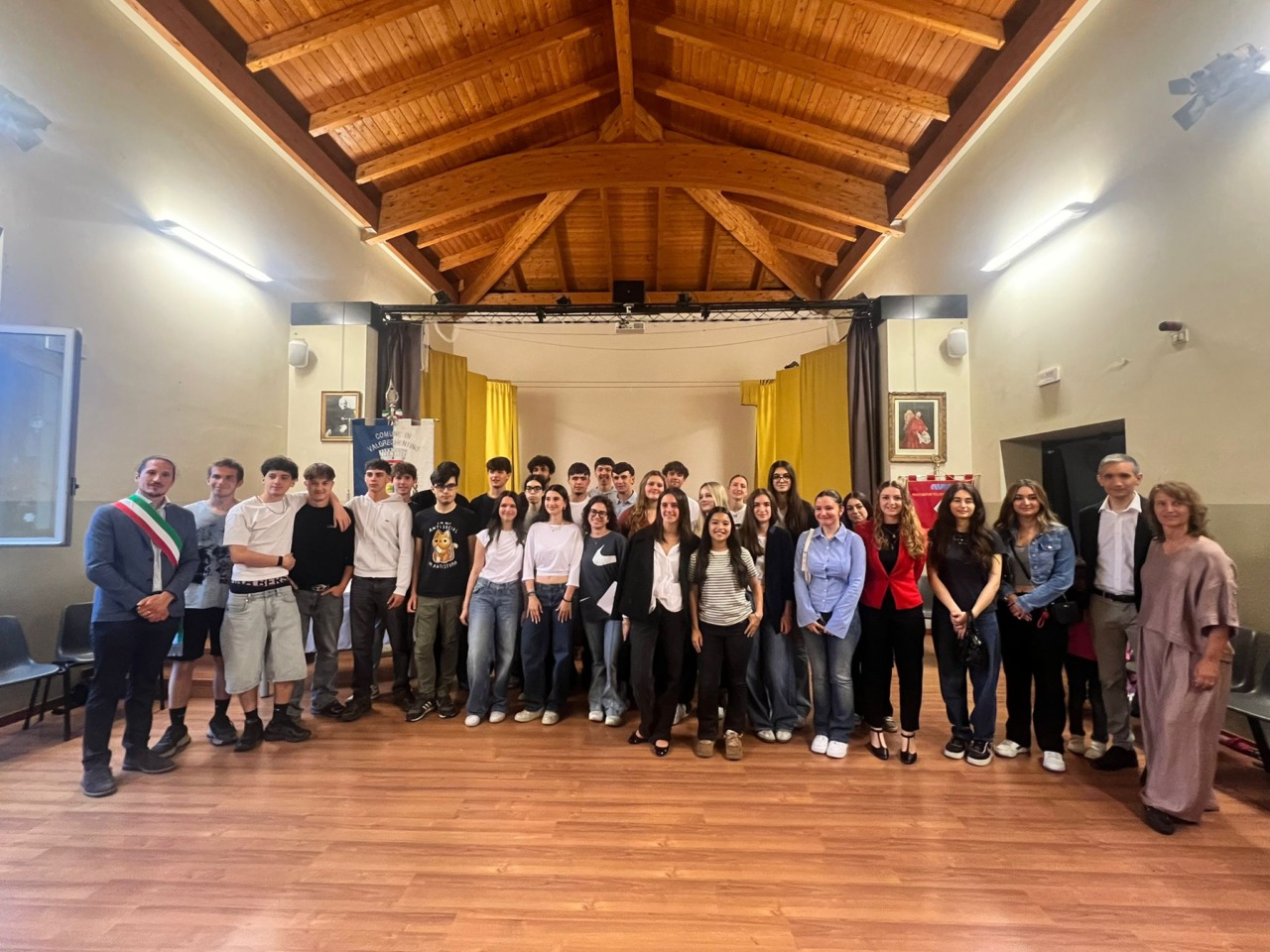 Valgreghentino celebra la Festa della Repubblica: emozione e futuro per i giovani cittadini nella consegna della Costituzione