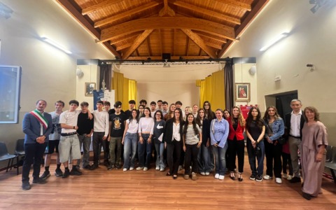 Valgreghentino celebra la Festa della Repubblica: emozione e futuro per i giovani cittadini nella consegna della Costituzione