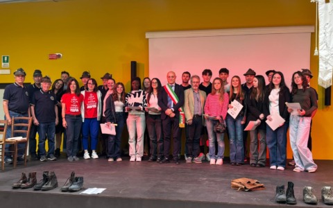 Un imperativo: non dimenticare. A Civate consegnata la Costituzione ai neo diciottenni