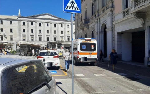 Lecco, cade al mercato: soccorsa una 77enne