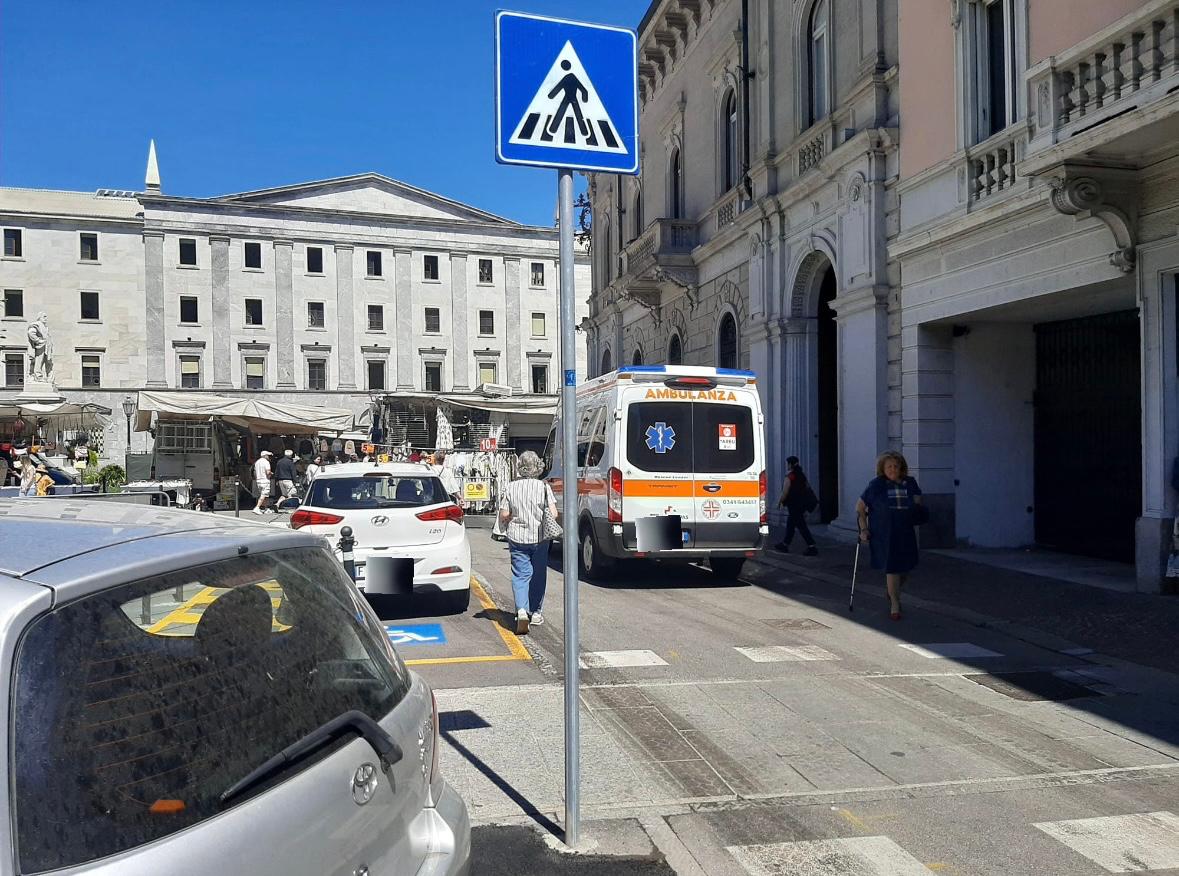 Lecco, cade al mercato: soccorsa una 77enne