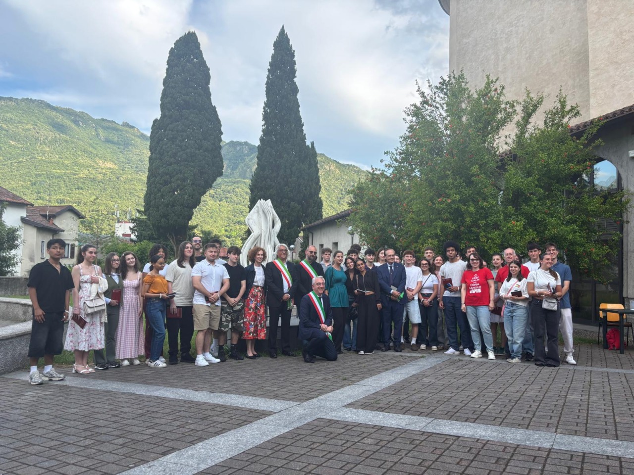 “Benvenuti fra gli attori della nostra Repubblica!”: consegnata la Costituzione ai neo diciottenni di Valmadrera, Malgrate e Oliveto