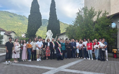 “Benvenuti fra gli attori della nostra Repubblica!”: consegnata la Costituzione ai neo diciottenni di Valmadrera, Malgrate e Oliveto
