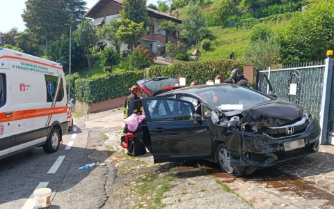 Torre de’ Busi, auto fuori strada contro il muro di un’abitazione: feriti una donna e due bambini