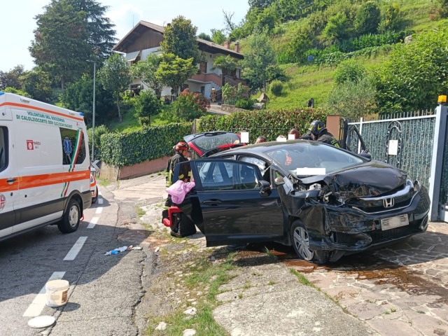 Torre de’ Busi, auto fuori strada contro il muro di un’abitazione: feriti una donna e due bambini