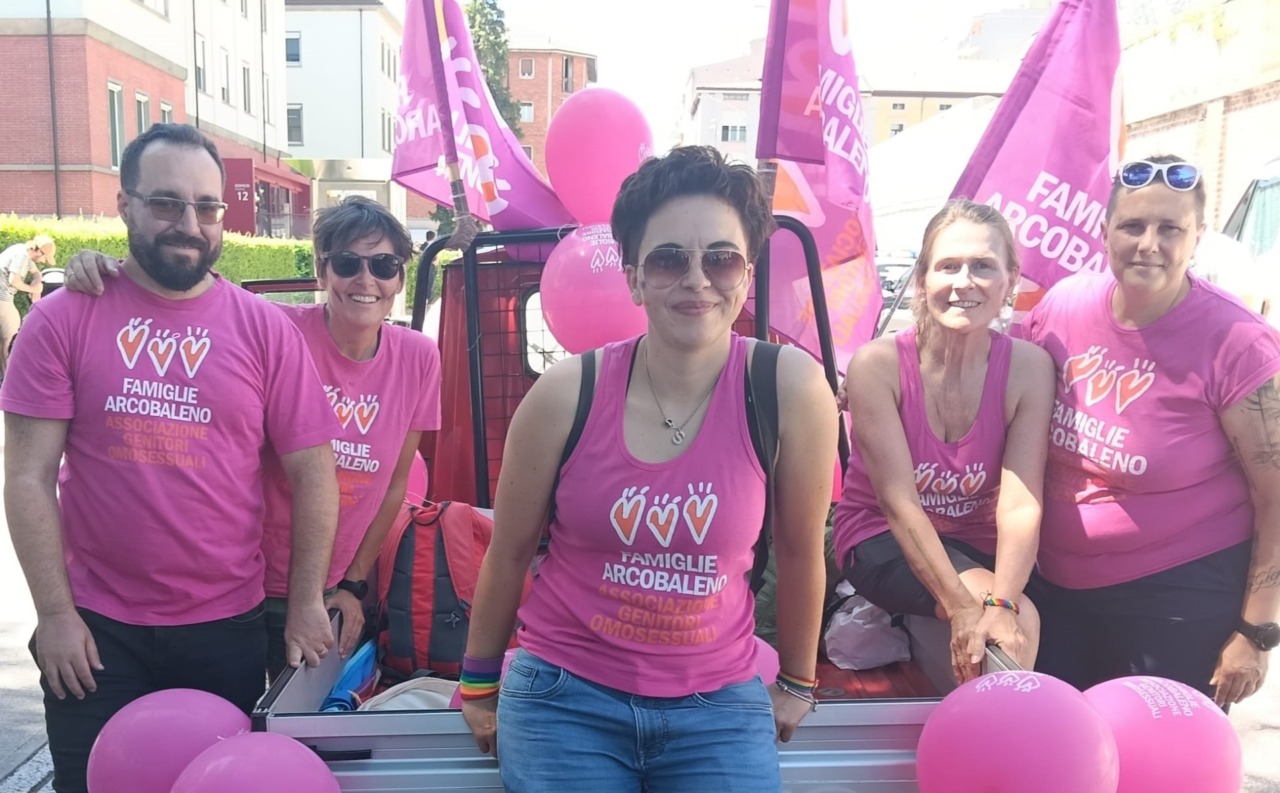 Lecco si colora di arcobaleno, il corteo del Pride attraversa le strade cittadine