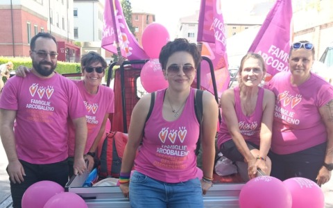 Lecco si colora di arcobaleno, il corteo del Pride attraversa le strade cittadine