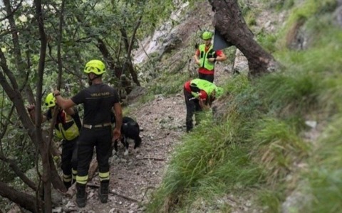 Massi caduti alla falesia Lariosauro, sul monte San Martino: intervento dei Vigili del fuoco