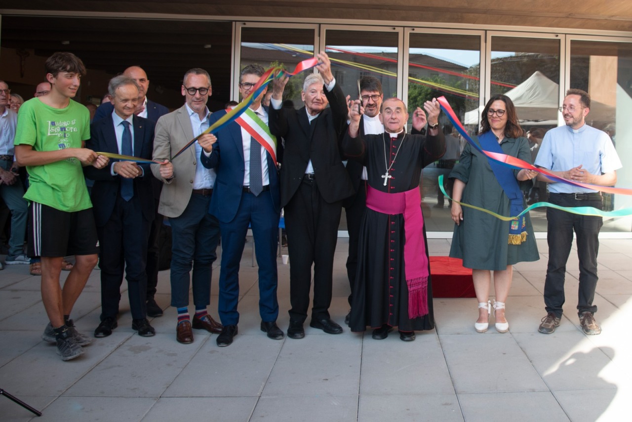 Monsignor Mario Delpini ha benedetto ufficialmente il nuovo oratorio di Lecco