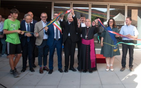Monsignor Mario Delpini ha benedetto ufficialmente il nuovo oratorio di Lecco