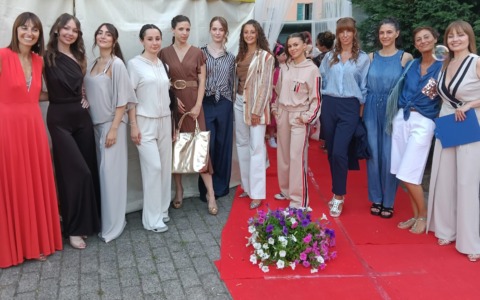 Pescate, un successo la “Notte d’estate” con l’aperitivo in bianco e la sfilata