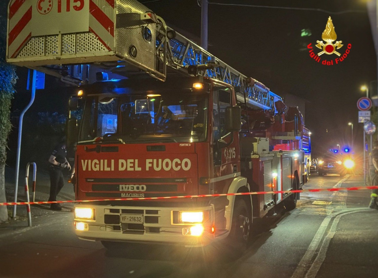 Lecco, in fiamme un’abitazione: intervento dei Vigili del fuoco nella notte