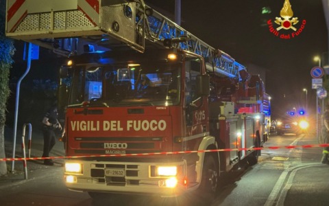 Lecco, in fiamme un’abitazione: intervento dei Vigili del fuoco nella notte