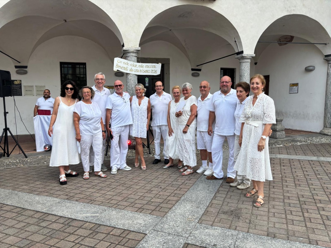 “Un solo colore, mille emozioni”: in tanti a Valmadrera per la tradizionale “Cena in bianco”