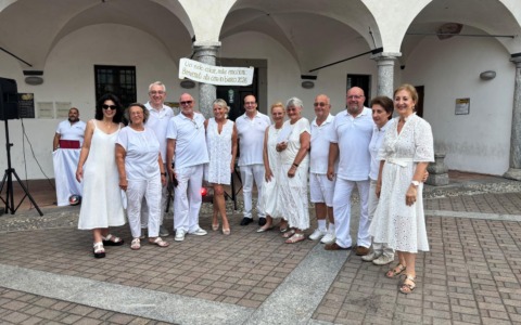 “Un solo colore, mille emozioni”: in tanti a Valmadrera per la tradizionale “Cena in bianco”