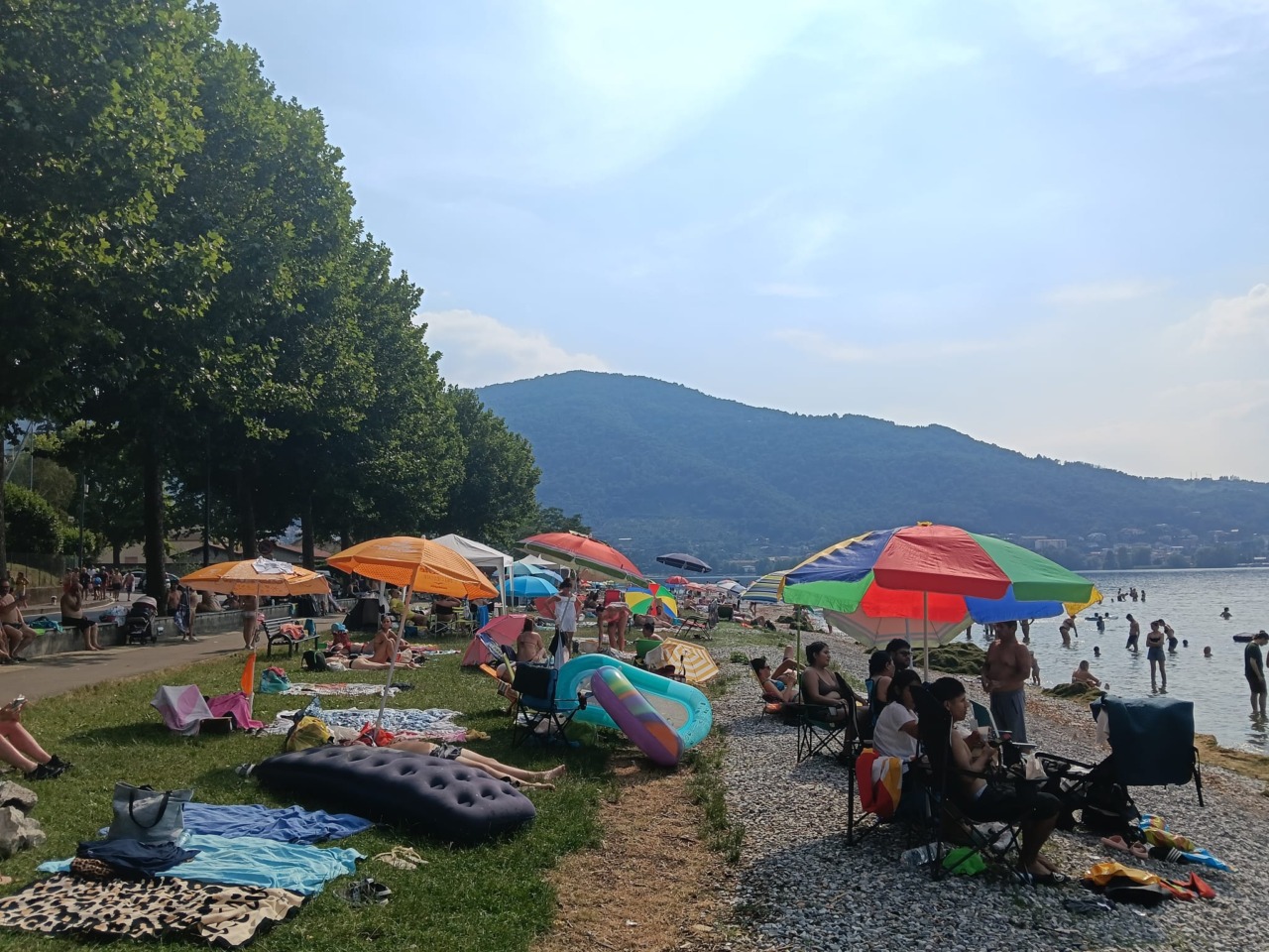 Vercurago come Rimini, spiaggia presa d’assalto