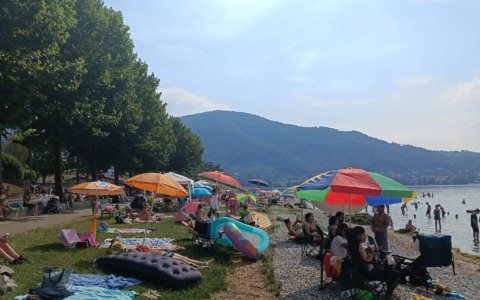 Vercurago come Rimini, spiaggia presa d’assalto