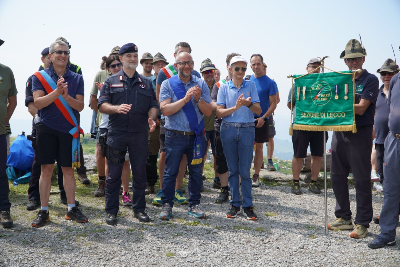 Alpini di Lecco, in centinaia al 73° Raduno ai Piani di Artavaggio: premiati i volontari delle Olimpiadi