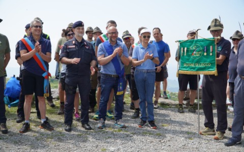 Alpini di Lecco, in centinaia al 73° Raduno ai Piani di Artavaggio: premiati i volontari delle Olimpiadi