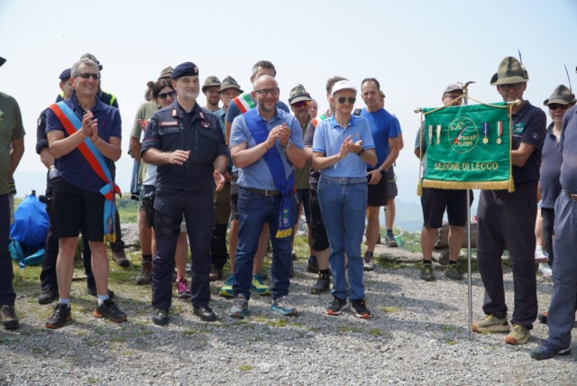 Alpini di Lecco, in centinaia al 73° Raduno ai Piani di Artavaggio: premiati i volontari delle Olimpiadi