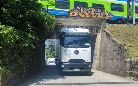 Lierna, nuovo camion incastrato nel sottopasso mentre sopra transita un treno