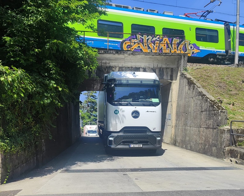 Lierna, nuovo camion incastrato nel sottopasso mentre sopra transita un treno