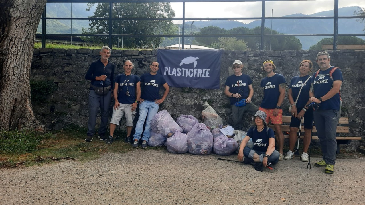 Inciviltà in spiaggia: Plastic Free ripulisce il lago, raccolti 175 kg di rifiuti