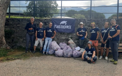 Inciviltà in spiaggia: Plastic Free ripulisce il lago, raccolti 175 kg di rifiuti