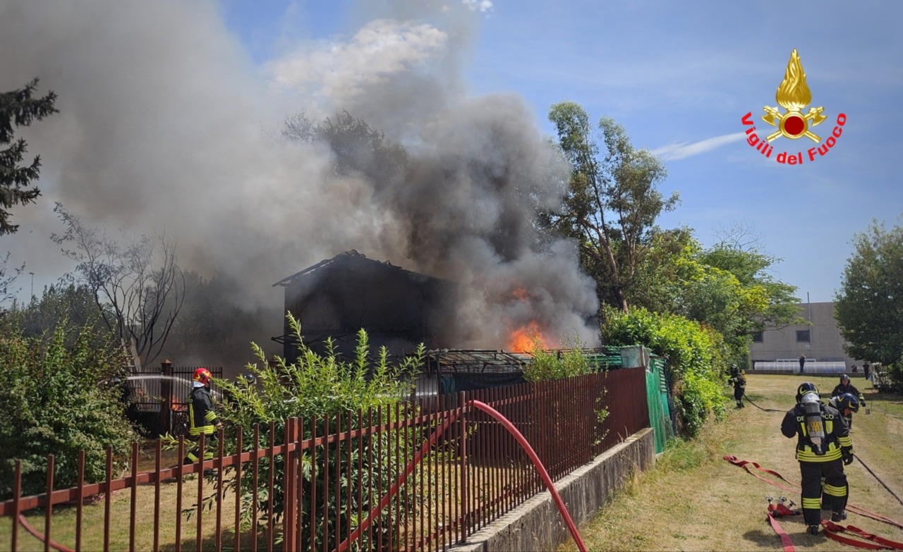 Incendio in un casolare a Robbiate: Vigili del fuoco al lavoro