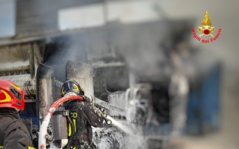 Verderio, a fuoco un macchinario aziendale: pompieri in azione