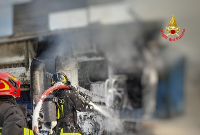 Verderio, a fuoco un macchinario aziendale: pompieri in azione