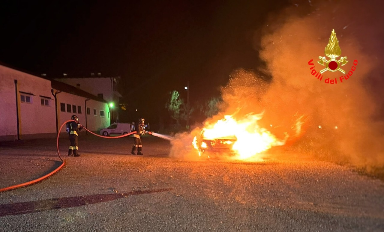 Ballabio, auto in fiamme: intervento tempestivo i Vigili del Fuoco