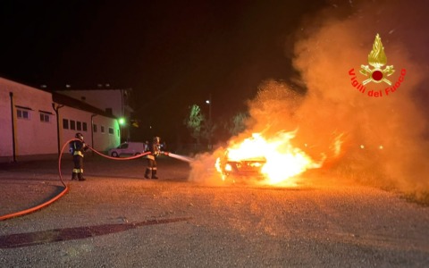 Ballabio, auto in fiamme: intervento tempestivo i Vigili del Fuoco