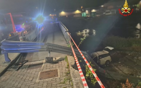 Cortenova, auto fuori strada precipita per 5 metri nel fiume: donna soccorsa nella notte