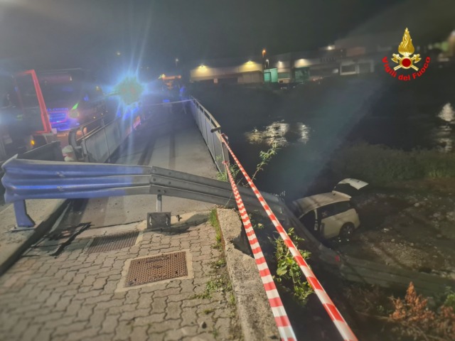 Cortenova, auto fuori strada precipita per 5 metri nel fiume: donna soccorsa nella notte