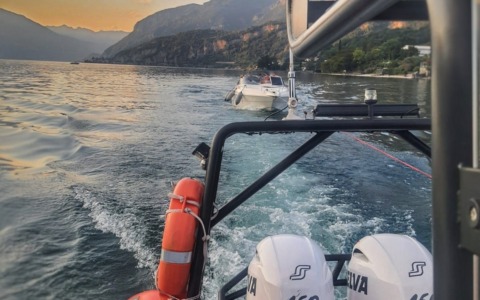 Mandello del Lario, imbarcazione in difficoltà sul lago: intervento dei Vigili del Fuoco