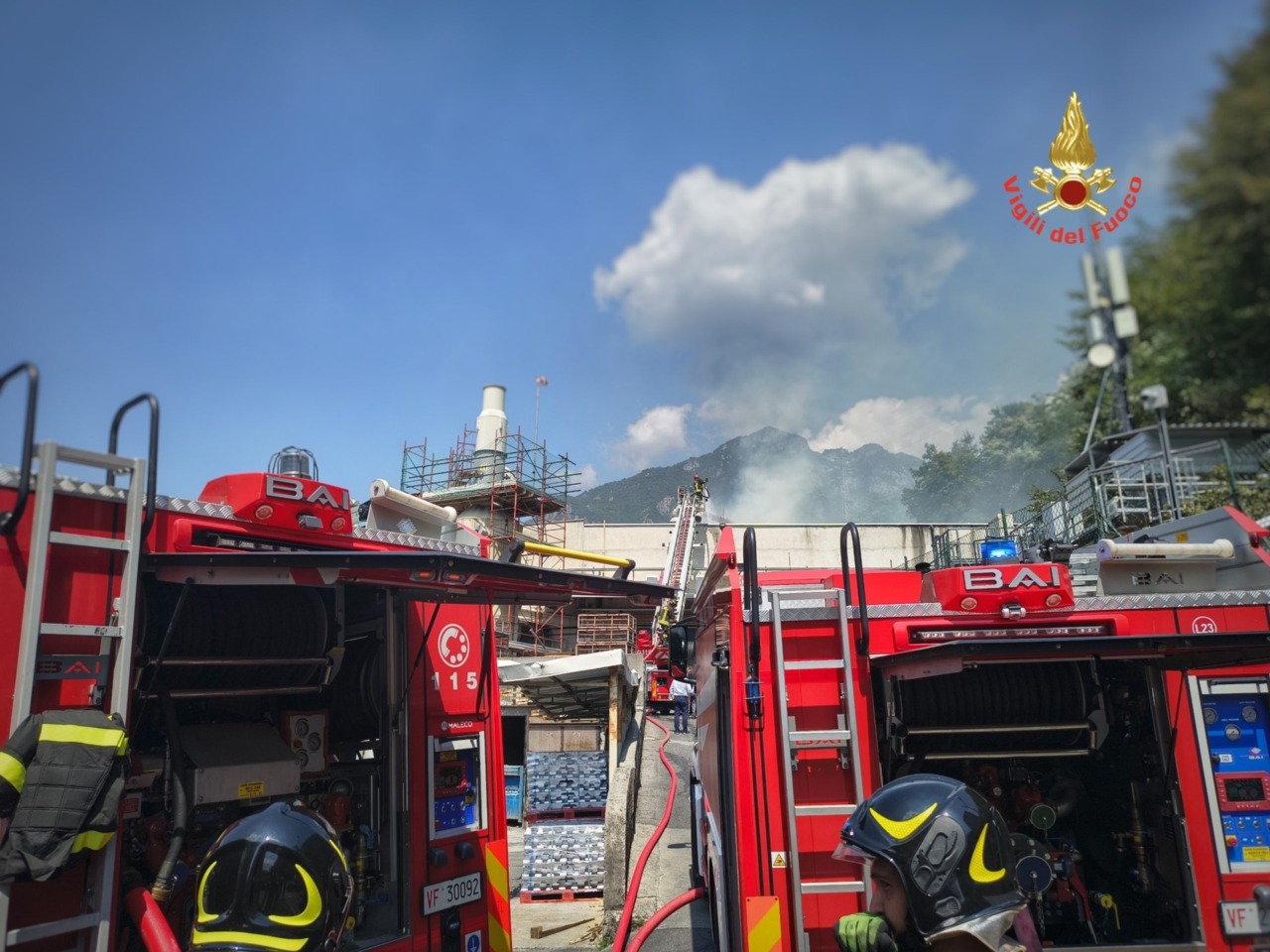 Incendio a Mandello, Vigili del fuco mobilitati. Il sindaco: “Situazione sotto controllo”