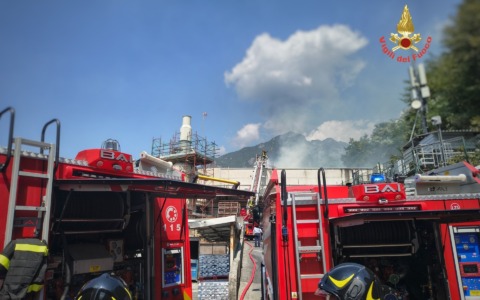 Incendio a Mandello, Vigili del fuco mobilitati. Il sindaco: “Situazione sotto controllo”