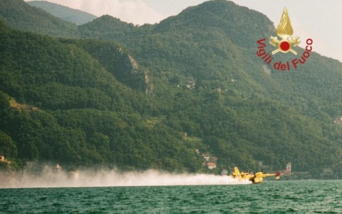 Incendio a Premana, Canadair in volo: l’Alto Lago blindato per il carico d’acqua