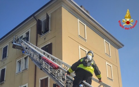 Lecco, principio d’incendio in cucina in via Bruno Buozzi: intervento dei Vigili del Fuoco