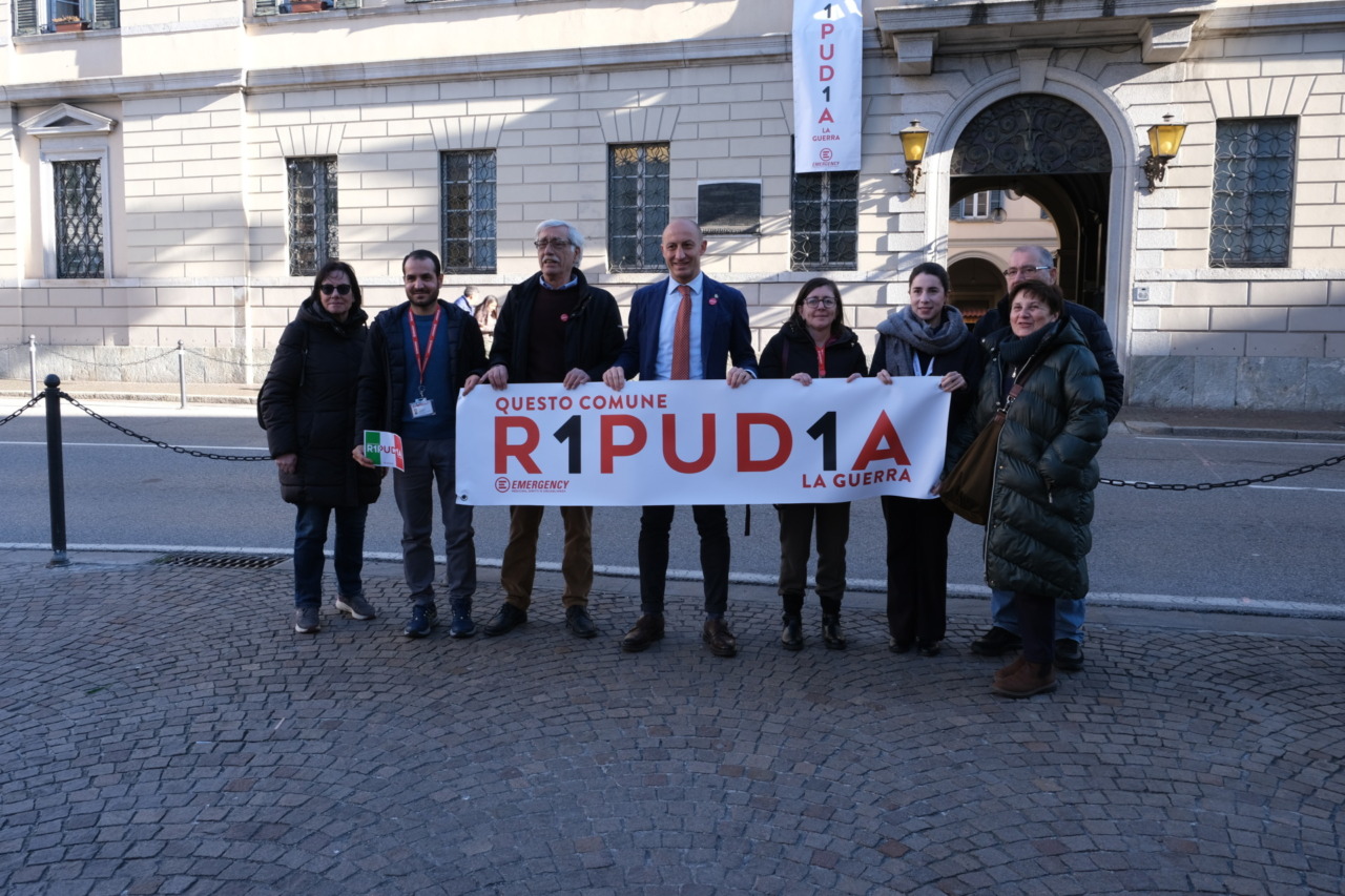 Lecco, rimosso dal Municipio lo striscione «R1PUD1A»: AVS attacca, Boscagli replica “Esposte solo le 4 bandiere istituzionali”