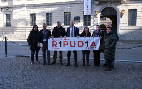 Lecco, rimosso dal Municipio lo striscione «R1PUD1A»: AVS attacca, Boscagli replica “Esposte solo le 4 bandiere istituzionali”
